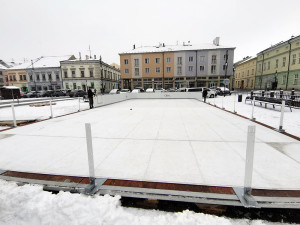 Litovel testuje na náměstí umělé kluziště. Přístupné je po celý den zdarma