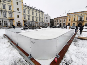 Litovel testuje na náměstí umělé kluziště. Přístupné je po celý den zdarma
