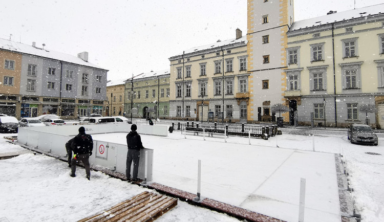 Instalace kluziště se syntetickým ledem na náměstí Přemysla Otakara v Litovli