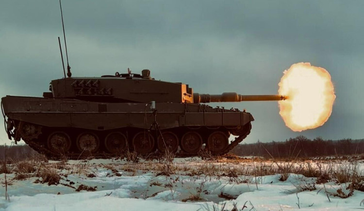 Leopard pálí na Libavé. Armáda zveřejnila klip z výcviku s německým tankem