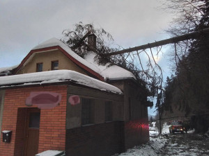 Bílá tma na Šternbersku. Sněhová kalamita uvěznila auta i autobus