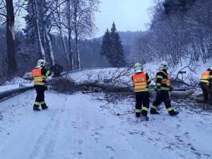 Bílá tma na Šternbersku. Sněhová kalamita uvěznila auta i autobus