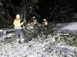 Bílá tma na Šternbersku. Sněhová kalamita uvěznila auta i autobus