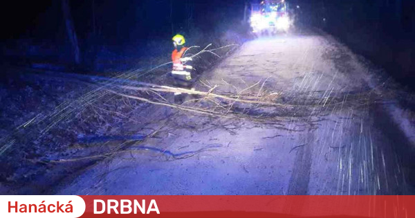 Weiße Dunkelheit in Šternbersk.  Starke Winde und Schnee gefangen Autos und Busse |  Transport |  Nachrichten |  Hanacka-Klatsch