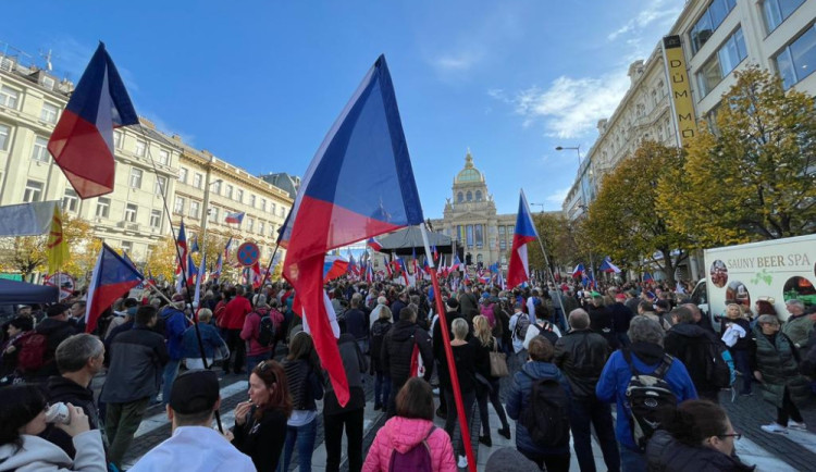 Jsou demokratické základy v ohrožení? Zpráva ministerstva vnitra považuje za riziko nespokojené občany