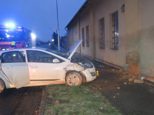 Opilá řidička nezvládla v Uničově jízdu po rovné ulici a narazila do budovy. Měla přes 1,5 promile