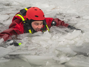 VIDEO: Neriskujte na zamrzlých plochách. Hasiči radí a trénují, co dělat v sevření ledové vody