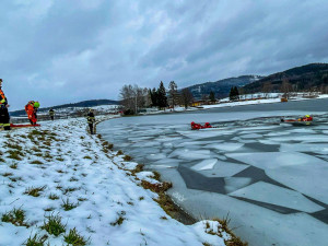 VIDEO: Neriskujte na zamrzlých plochách. Hasiči radí a trénují, co dělat v sevření ledové vody