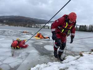 VIDEO: Neriskujte na zamrzlých plochách. Hasiči radí a trénují, co dělat v sevření ledové vody