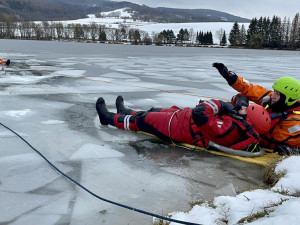 VIDEO: Neriskujte na zamrzlých plochách. Hasiči radí a trénují, co dělat v sevření ledové vody