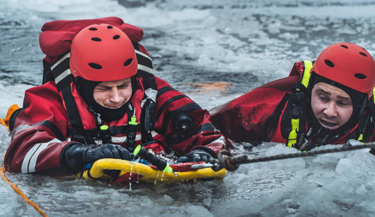 Neriskujte na zamrzlých plochách. Hasiči radí a trénují, co dělat v sevření ledové vody