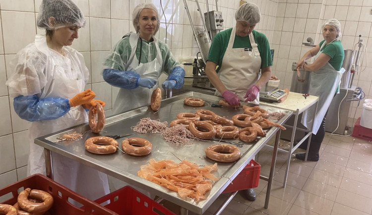 (NE)OBYČEJNÍ: Z Charkova do České Vsi. Výroba uzenin pro vegany jede dál, raduje se ukrajinská podnikatelka