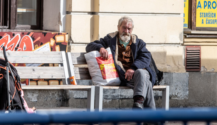 Horký čaj, sprcha, čisté oblečení. Lidé bez domova najdou v Krumlově noční azyl díky projektu Teplá židle