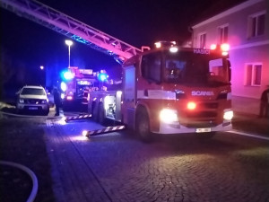 Mezi domy v Ústíně hořela dodávka. Hasiči zasahovali i s výškovou technikou