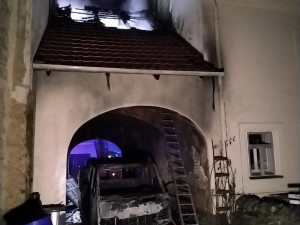 Mezi domy v Ústíně hořela dodávka. Hasiči zasahovali i s výškovou technikou