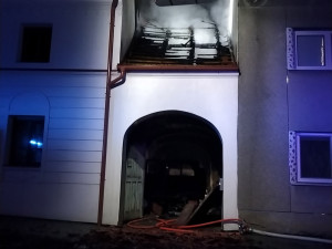 Mezi domy v Ústíně hořela dodávka. Hasiči zasahovali i s výškovou technikou