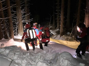 Extrémní počasí sevřelo výletníky v Jeseníkách. S terénem a hlubokým sněhem bojovali i záchranáři