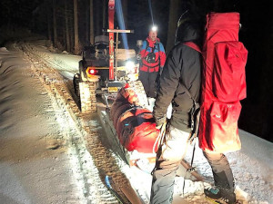 Extrémní počasí sevřelo výletníky v Jeseníkách. S terénem a hlubokým sněhem bojovali i záchranáři