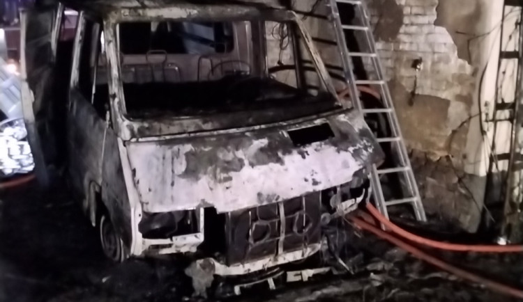 Mezi domy v Ústíně hořela dodávka. Hasiči zasahovali i s výškovou technikou