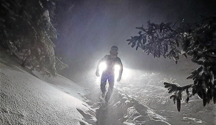 Extrémní počasí sevřelo výletníky v Jeseníkách. S terénem a hlubokým sněhem bojovali i záchranáři