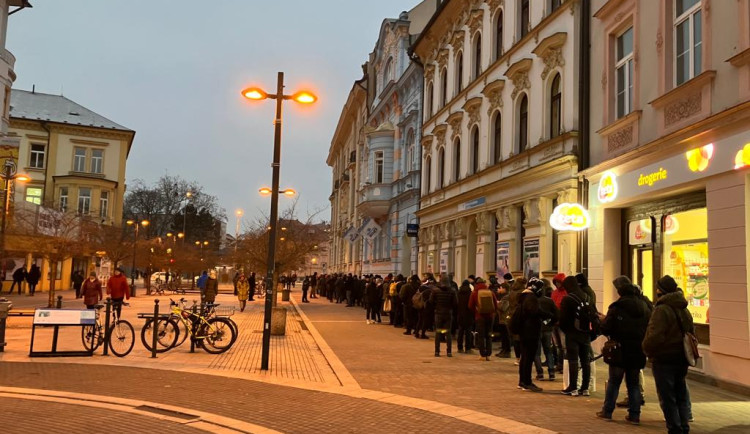 VIDEO: Tisíce lidí napříč republikou čekaly na pamětní bankovku. Výrazný růst její ceny se nepředpokládá