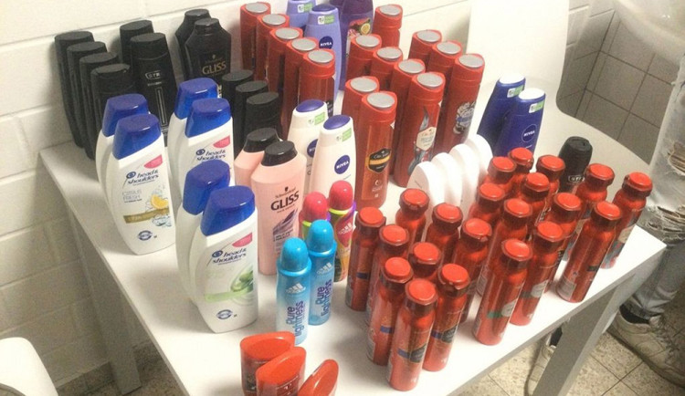 Kočárek ženy naládovaly kradenou drogérií za tisíce. Při útěku ho nechaly u pokladen