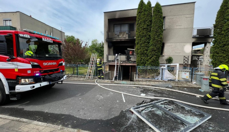 Zemřel senior, který se pokusil zavraždit svého vnuka. Zapálil dům v Lipníku nad Bečvou