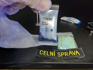VIDEO: To jste tak nemocná, ptali se celníci. Dvojice vezla z Polska stovky tablet a injekční stříkačky