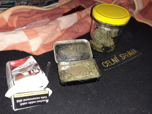 VIDEO: To jste tak nemocná, ptali se celníci. Dvojice vezla z Polska stovky tablet a injekční stříkačky