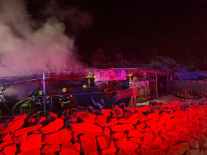 V arboretu v Pasece hořela pokladna a fotovoltaická elektrárna na střeše. Zasahovaly čtyři jednotky hasičů