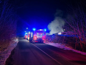 V arboretu v Pasece hořela pokladna a fotovoltaická elektrárna na střeše. Zasahovaly čtyři jednotky hasičů