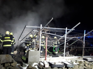 V arboretu v Pasece hořela pokladna a fotovoltaická elektrárna na střeše. Zasahovaly čtyři jednotky hasičů