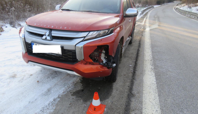 Kuriózní nehoda na jihu Čech. Na projíždějící automobil spadl kus ledu, policie hledá svědky