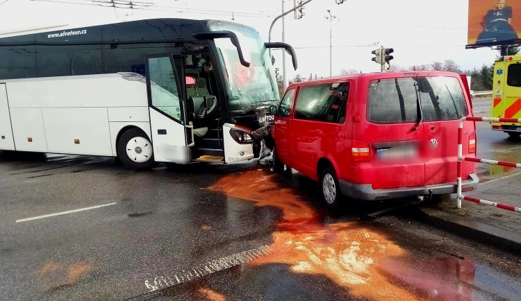 V Českých Budějovicích se střetl autobus s dodávkou. Jeden člověk utrpěl lehké poranění