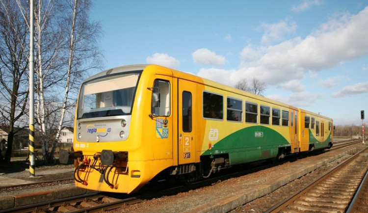 Mezi Hostinným a Trutnovem nejezdí vlaky, nahradily je autobusy