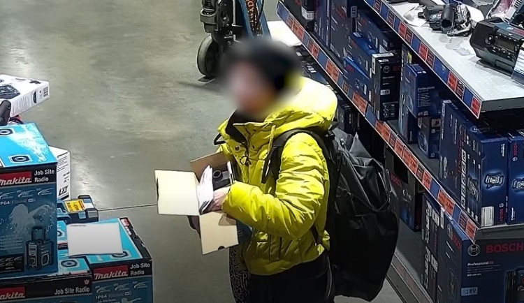 VIDEO: Zdrogovaná zlodějka řádila v Olomouci. Na ostrahu supermarketu vytáhla nůž. Skončila ve vazbě