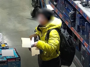 VIDEO: Zdrogovaná zlodějka řádila v Olomouci. Na ostrahu supermarketu vytáhla nůž. Skončila ve vazbě