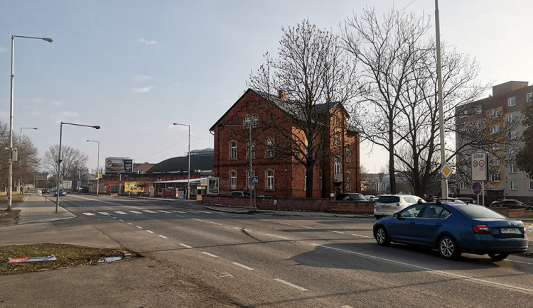 Začíná uzavírka Pasteurovy ulice. Rušný úsek nebude průjezdný do poloviny dubna