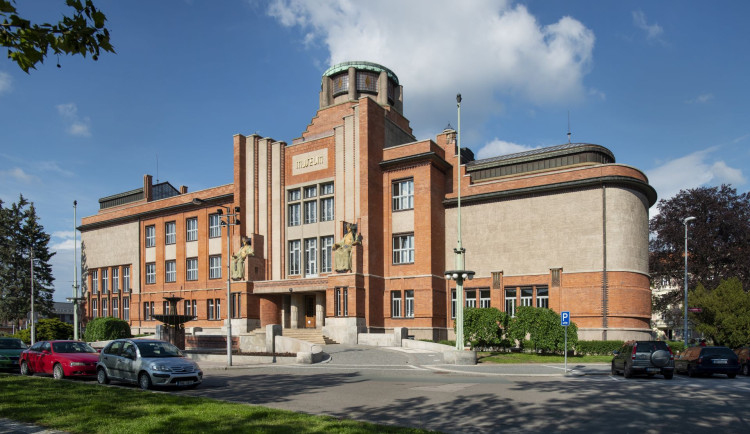 Před hradeckým muzeem se poroučí k zemí několik stromů, nahradí je nové