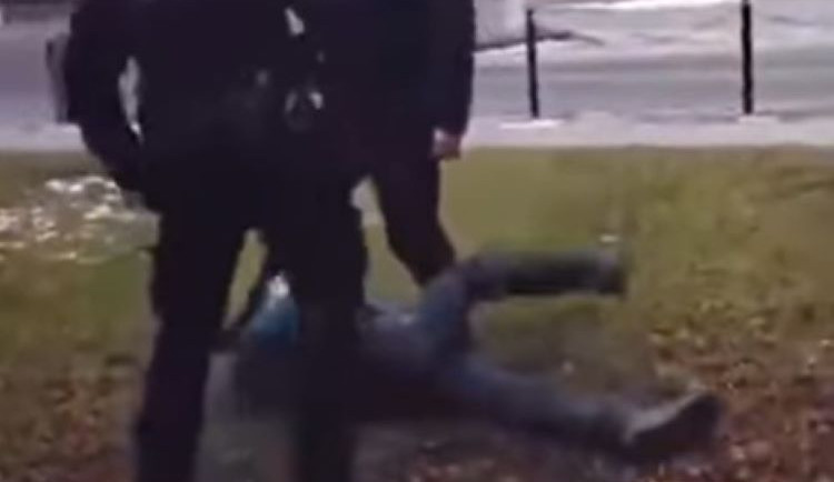 VIDEO: Policie prověřuje postup strážníků v Lipníku nad Bečvou jako trestný čin. Do opilého muže kopali a stáli mu na hlavě