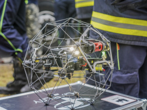 FOTOGALERIE: Hasiči hledali zavalené vojáky se speciálním dronem. U hranic proběhlo rozsáhlé cvičení