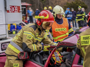 FOTOGALERIE: Hasiči hledali zavalené vojáky se speciálním dronem. U hranic proběhlo rozsáhlé cvičení