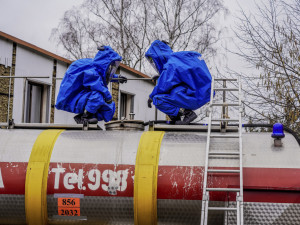 FOTOGALERIE: Hasiči hledali zavalené vojáky se speciálním dronem. U hranic proběhlo rozsáhlé cvičení