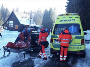 V lese poblíž Skřítku zkolaboval muž. Hasiči a záchranáři pro něho vyjeli na čtyřkolkách