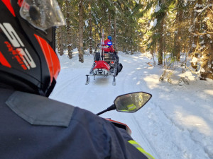 V lese poblíž Skřítku zkolaboval muž. Hasiči a záchranáři pro něho vyjeli na čtyřkolkách