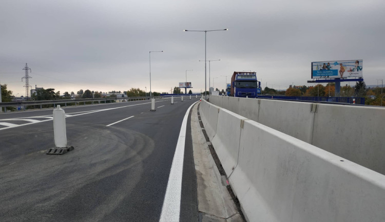 size4-16656577114005-124-konec-kolon-u-prostejova-silnicari-dokoncili-opravy-sjezdu-z-dalnice-a-pro-letosek-i-estakady