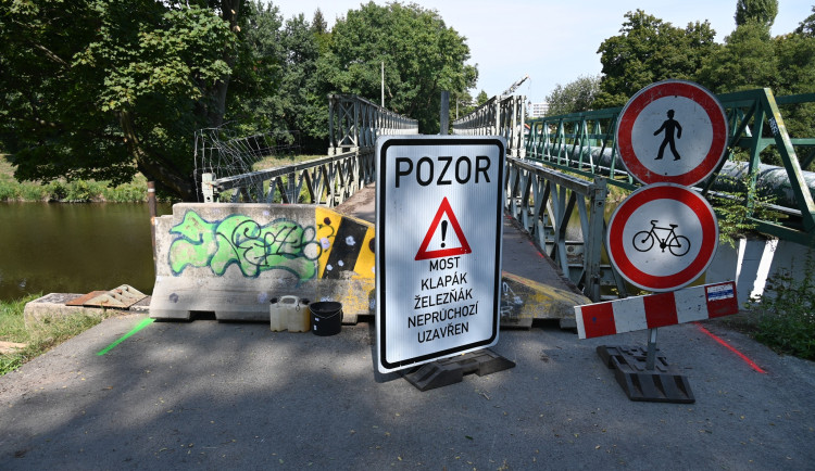 Hradecký Bailey Bridge už je kompletní a dneska se otevírá pěším i cyklistům
