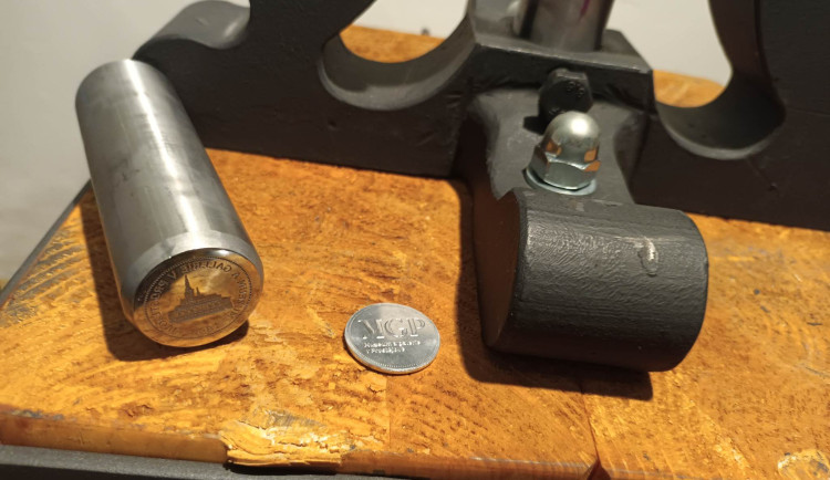 FOTOGALERIE: V muzeu v Prostějově si lidé mohou vyrazit pamětní minci. Výročí 130 let připomíná také výstava