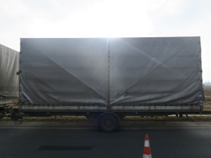 Opilému řidiči nákladního vozu se na dálnici u Unčovic utrhl přívěs. Skončil ve svodidlech