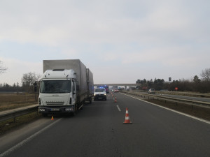 Opilému řidiči nákladního vozu se na dálnici u Unčovic utrhl přívěs. Skončil ve svodidlech